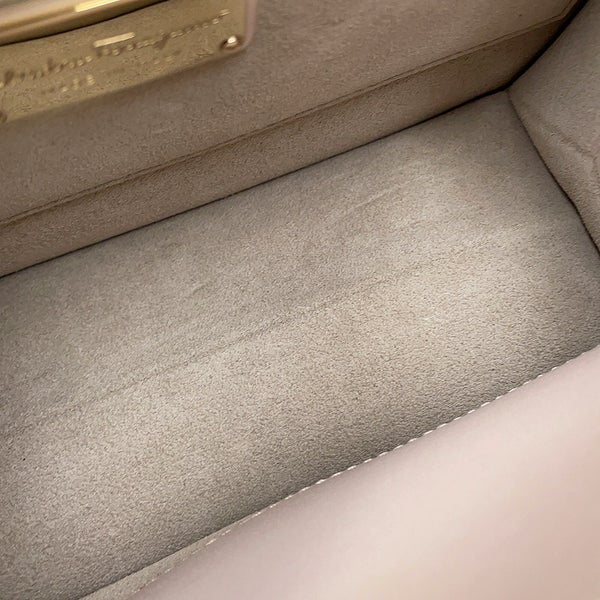 サルヴァトーレ・フェラガモ ショルダーバッグ リボン レザー 21G906 Ferragamo