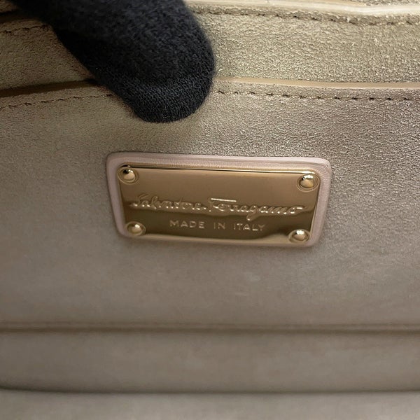 サルヴァトーレ・フェラガモ ショルダーバッグ リボン レザー 21G906 Ferragamo