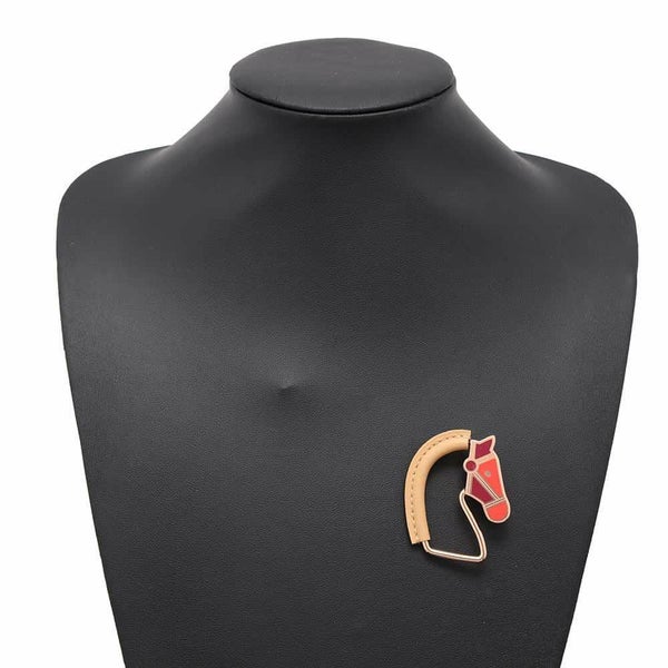 エルメス ブローチ シュバル・グランド・パラード ナチュラルセーブル/ピンクゴールド金具 ラッカーメタル/スイフト HERMES