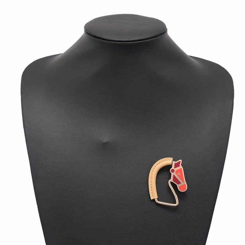 エルメス ブローチ シュバル・グランド・パラード ナチュラルセーブル/ピンクゴールド金具 ラッカーメタル/スイフト HERMES