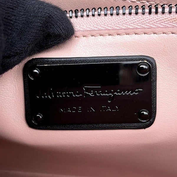 サルヴァトーレ・フェラガモ チェーンショルダーバッグ ヴァラ リボン 21 G877 Ferragamo 黒