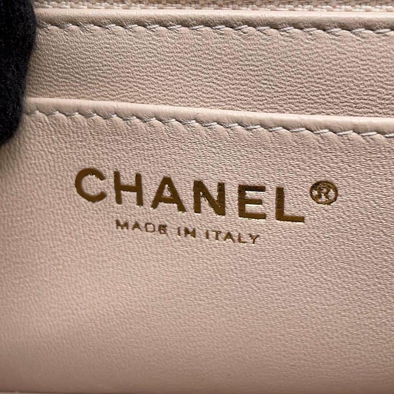 シャネル チェーンショルダーバッグ ミニマトラッセ ココマーク ラムスキン AS5219 CHANEL フラップ バッグ