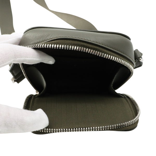 ロエベ ショルダーバッグ バーティカル クロスボディポケット アナグラム レザー C565S59X01 LOEWE メンズ