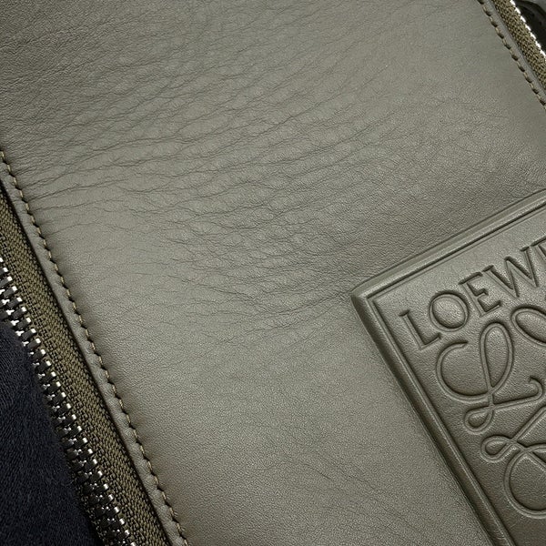ロエベ ショルダーバッグ バーティカル クロスボディポケット アナグラム レザー C565S59X01 LOEWE メンズ