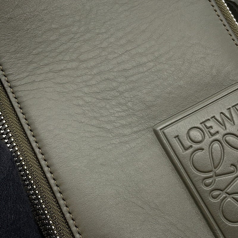 ロエベ ショルダーバッグ バーティカル クロスボディポケット アナグラム レザー C565S59X01 LOEWE メンズ