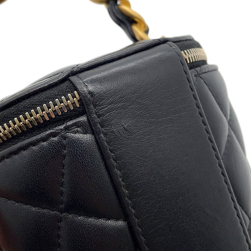 シャネル チェーンショルダーバッグ ココマーク マトラッセ バニティ トップハンドル ラムスキン CHANEL 黒