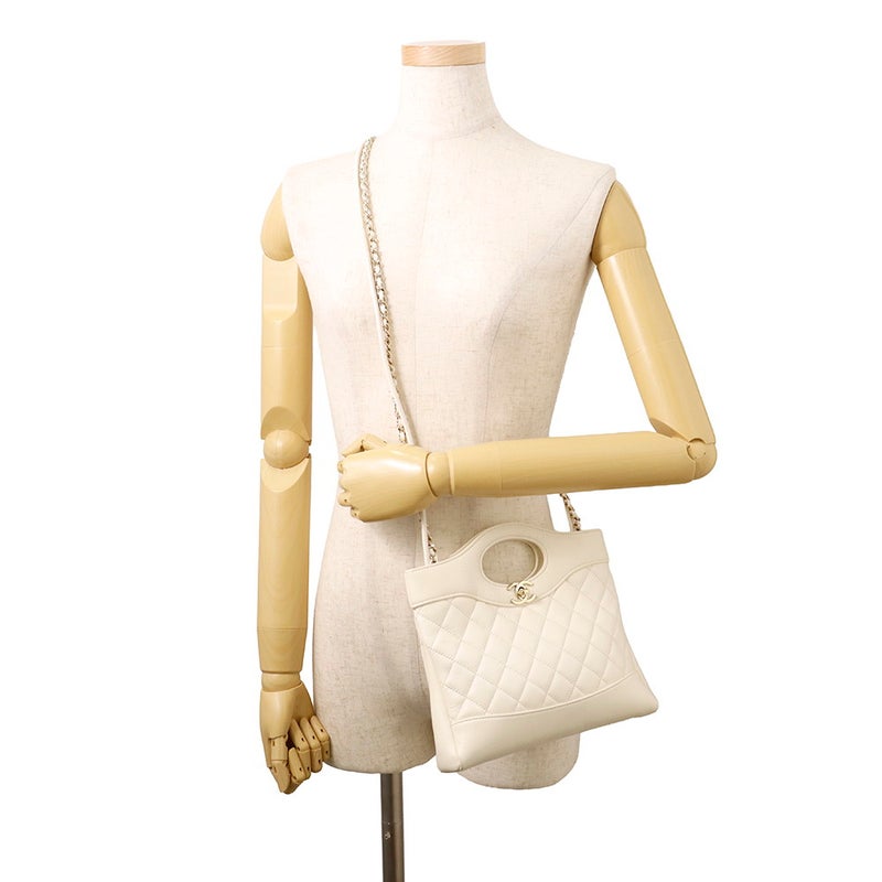 シャネル チェーンショルダーバッグ マトラッセ スモールショッピングバッグ シャイニーカーフスキン AS4133 CHANEL 白