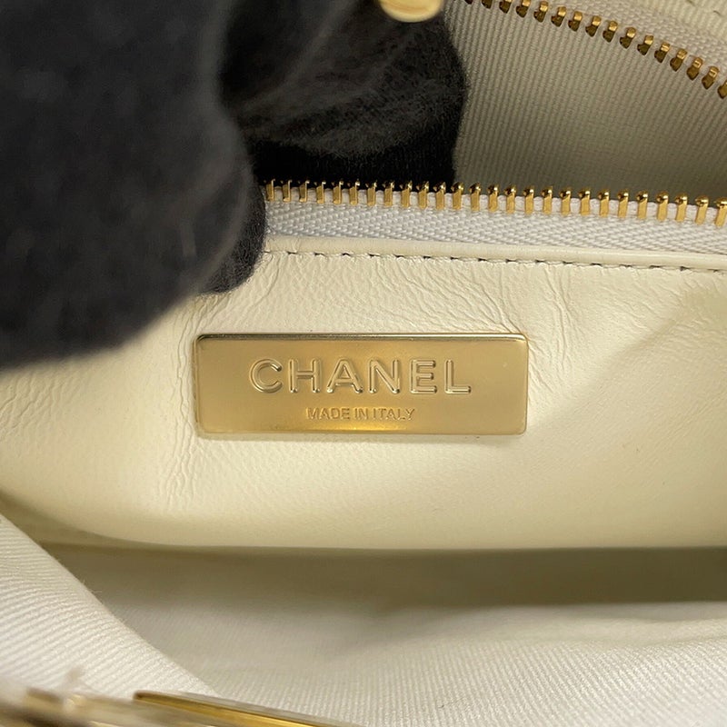 シャネル チェーンショルダーバッグ マトラッセ スモールショッピングバッグ シャイニーカーフスキン AS4133 CHANEL 白