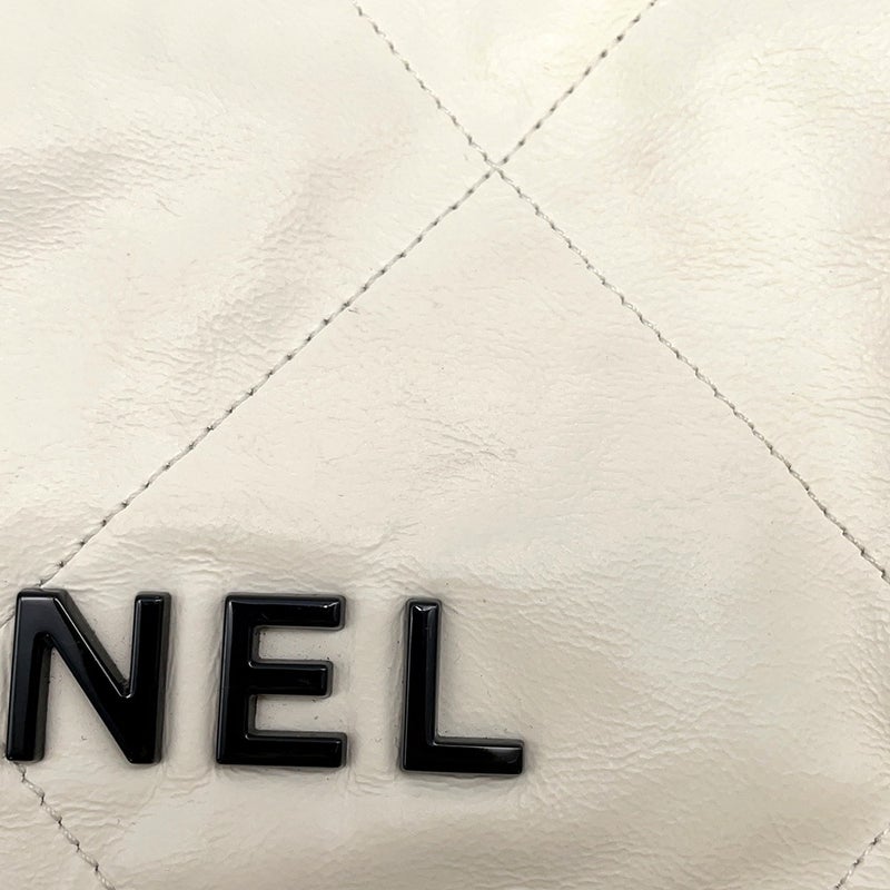 シャネル チェーンショルダーバッグ CHANEL22 スモール シャイニーカーフスキン AS3260 CHANEL ポーチ付き 白
