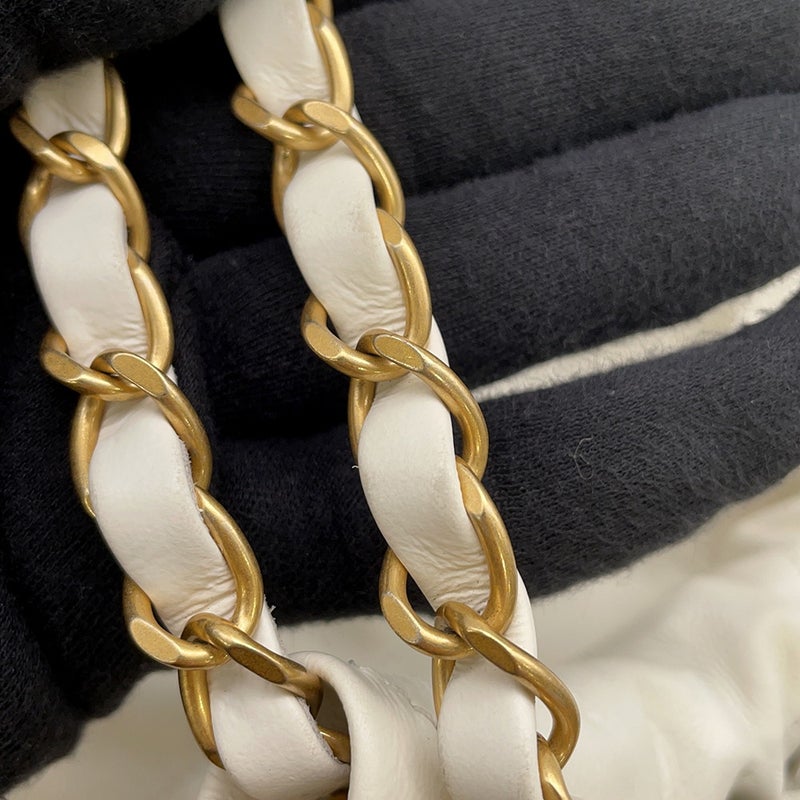 シャネル チェーンショルダーバッグ CHANEL22 スモール シャイニーカーフスキン AS3260 CHANEL ポーチ付き 白