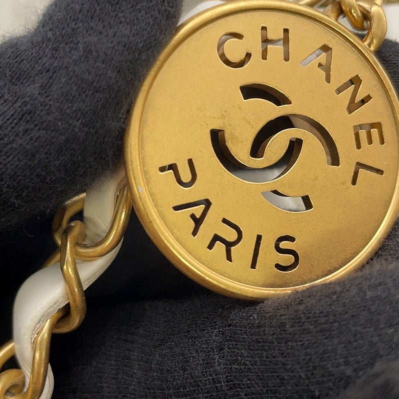 シャネル チェーンショルダーバッグ CHANEL22 スモール シャイニーカーフスキン AS3260 CHANEL ポーチ付き 白