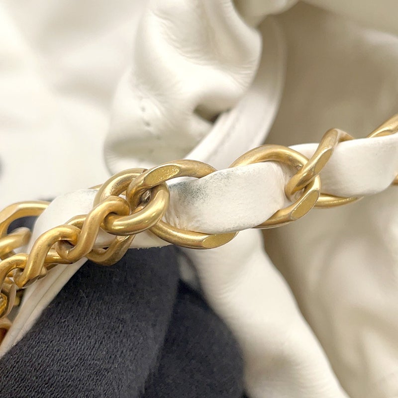 シャネル チェーンショルダーバッグ CHANEL22 スモール シャイニーカーフスキン AS3260 CHANEL ポーチ付き 白