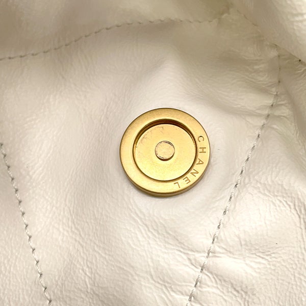 シャネル チェーンショルダーバッグ CHANEL22 スモール シャイニーカーフスキン AS3260 CHANEL ポーチ付き 白