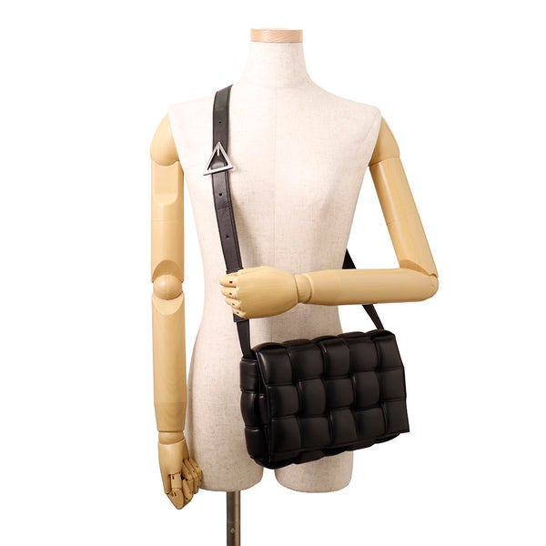 ボッテガヴェネタ ショルダーバッグ イントレチャート パデッド カセット ラムスキン 591970 BOTTEGA VENETA 黒