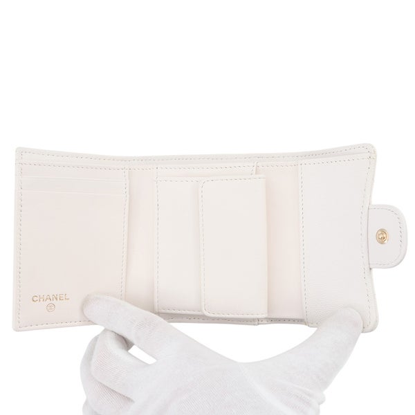 シャネル 三つ折り財布 マトラッセ ココマーク クラシック スモール フラップ ウォレット キャビアスキン AP0229 CHANEL 白