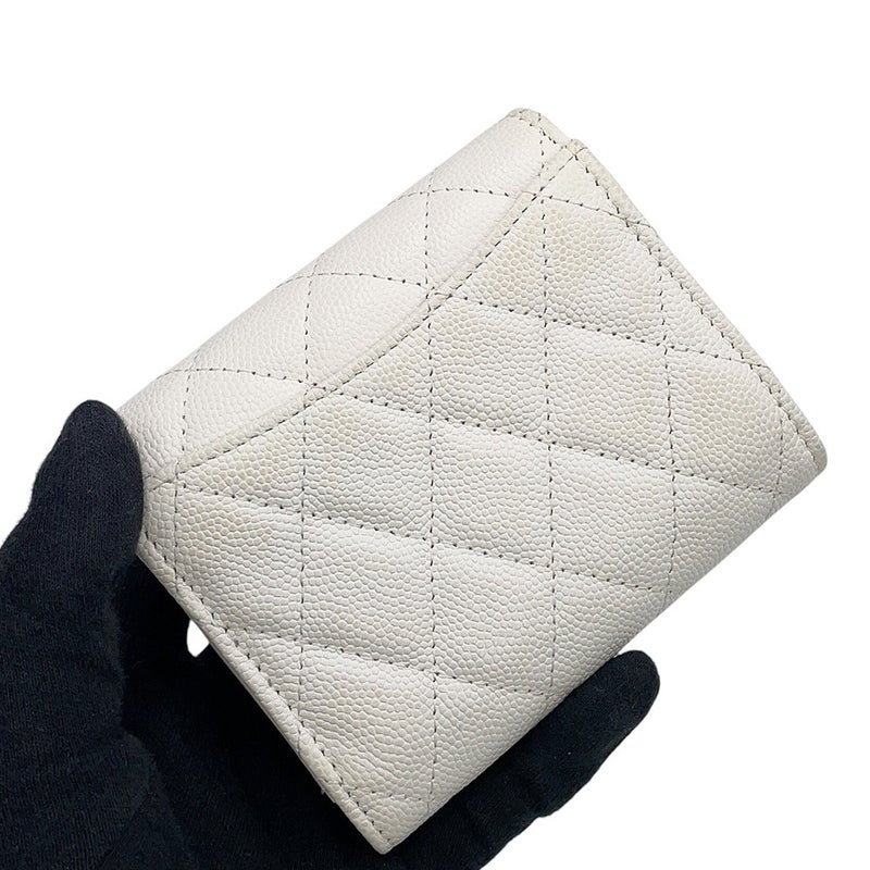 シャネル 三つ折り財布 マトラッセ ココマーク クラシック スモール フラップ ウォレット キャビアスキン AP0229 CHANEL 白