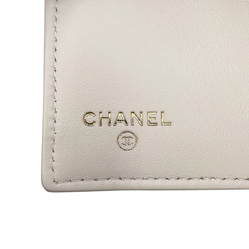 シャネル 三つ折り財布 マトラッセ ココマーク クラシック スモール フラップ ウォレット キャビアスキン AP0229 CHANEL 白