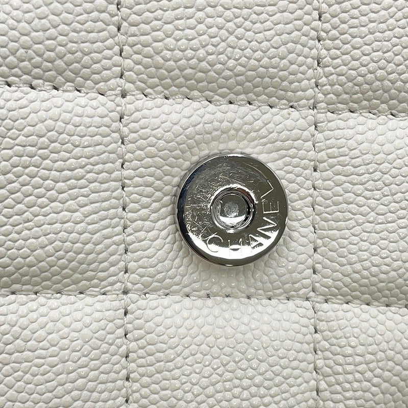 シャネル チェーンウォレット ココマーク マトラッセ CHANEL19 キャビアスキン CHANEL 財布 白