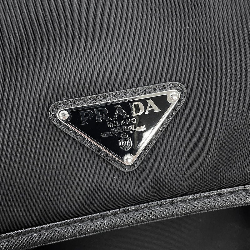 プラダ ショルダーバッグ Re-Nylon トライアングルロゴ ナイロン サフィアーノレザー 2VD034 PRADA 黒