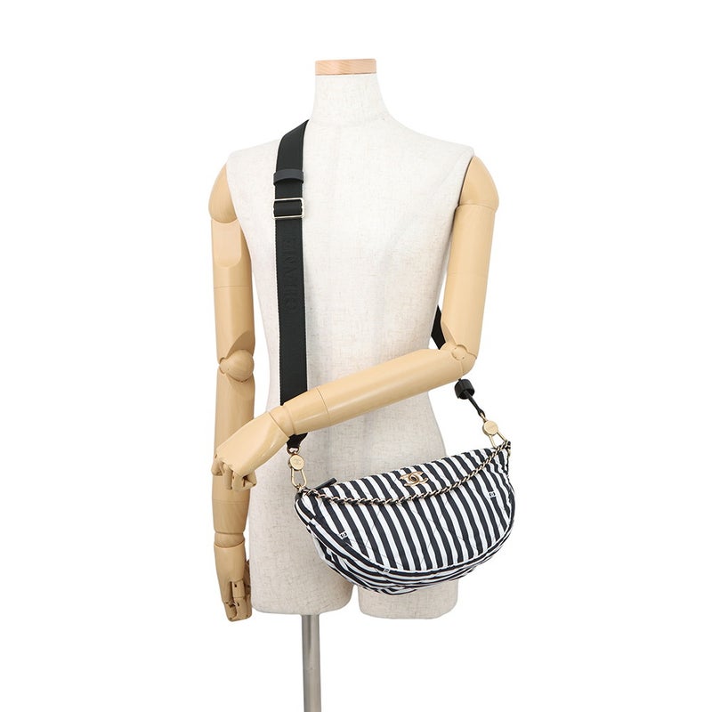 シャネル ショルダーバッグ ココビーチ ココマーク ラージホーボー ナイロン AS4698 CHANEL 2wayハンドバッグ 白 黒