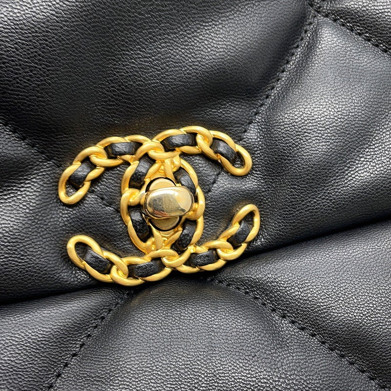 シャネル チェーンショルダーバッグ CHANEL19 マキシ マトラッセ ココマーク  シャイニーカーフレザー AS1162 CHANEL 2way