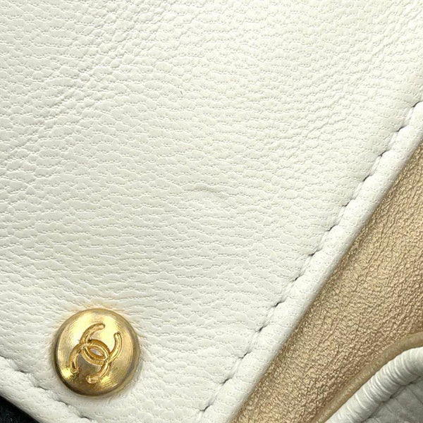 シャネル チェーンショルダーバッグ マトラッセ ココマーク フェイクパール ゴートスキン AS0584 CHANEL フラップバッグ 白