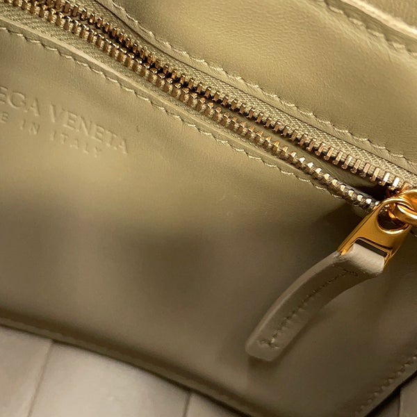 ボッテガヴェネタ ショルダーバッグ イントレチャート カセット レザー 666870 BOTTEGA VENETA