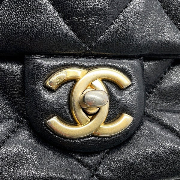 シャネル チェーンショルダーバッグ ココマーク マトラッセ20 レザー CHANEL 黒