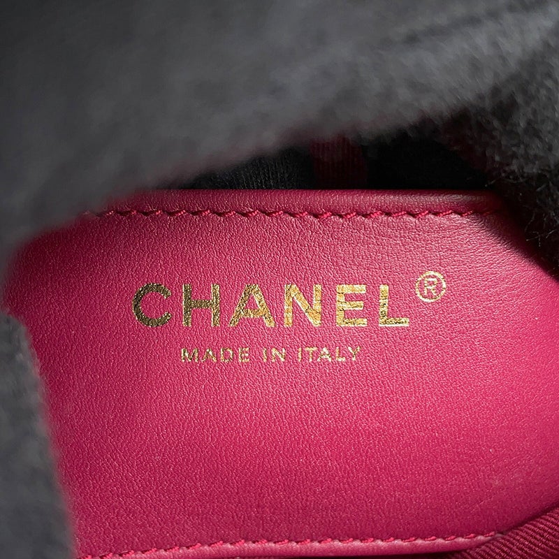 シャネル チェーンショルダーバッグ ココマーク マトラッセ20 レザー CHANEL 黒