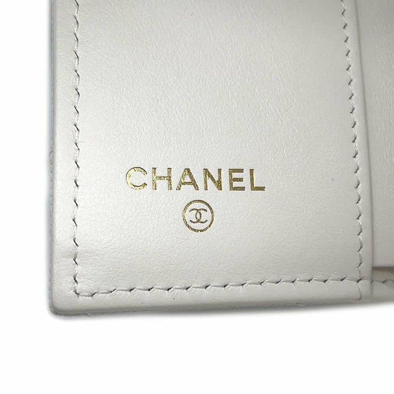 シャネル 三つ折り財布 マトラッセ スモール フラップ ウォレット トランプ キャビアスキン AP3081 財布 白