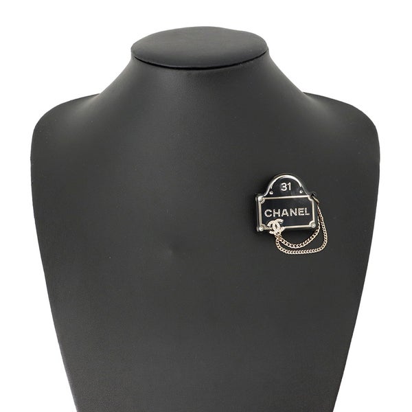 シャネル ブローチ ココマーク ストリートサインモチーフ D22B AB9372 CHANEL アクセサリー
