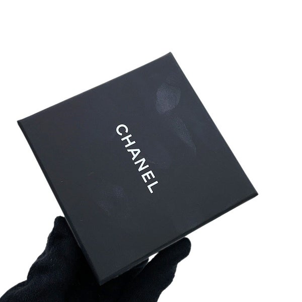 シャネル ブローチ ココマーク ストリートサインモチーフ D22B AB9372 CHANEL アクセサリー
