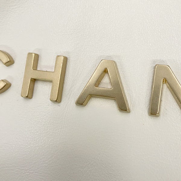 シャネル チェーンショルダーバッグ マトラッセ パンチング CHANEL 22 スモール AS3260 CHANEL ポーチ付き 白