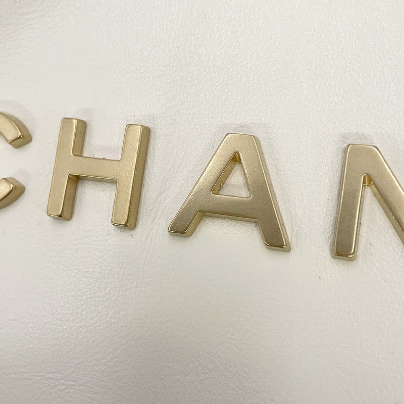 シャネル チェーンショルダーバッグ マトラッセ パンチング CHANEL 22 スモール AS3260 CHANEL ポーチ付き 白