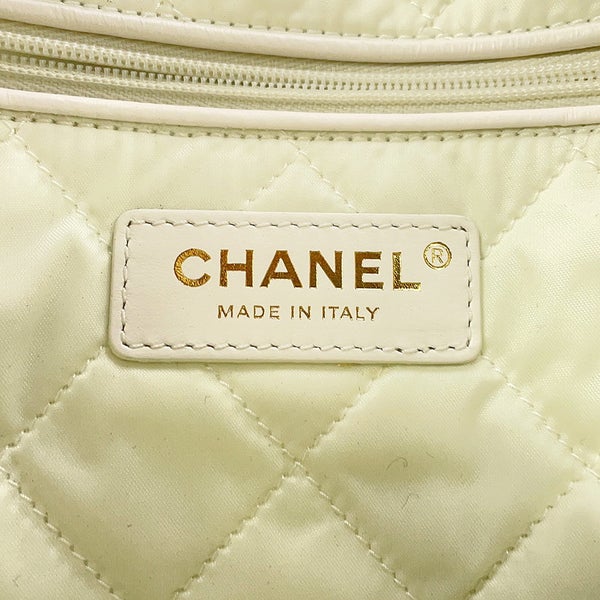 シャネル チェーンショルダーバッグ マトラッセ パンチング CHANEL 22 スモール AS3260 CHANEL ポーチ付き 白