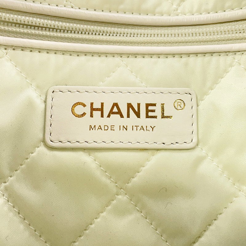 シャネル チェーンショルダーバッグ マトラッセ パンチング CHANEL 22 スモール AS3260 CHANEL ポーチ付き 白