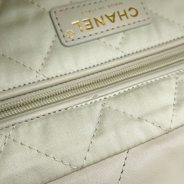 シャネル ハンドバッグ CHANEL 22 マトラッセ スモール シャイニーカーフスキン AS3260 ポーチ付き