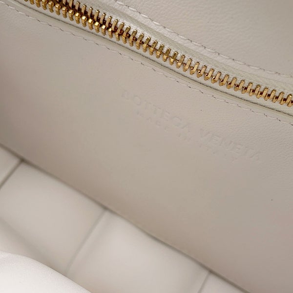 ボッテガヴェネタ チェーンショルダーバッグ カセット レザー 631421 BOTTEGA VENETA バッグ 白