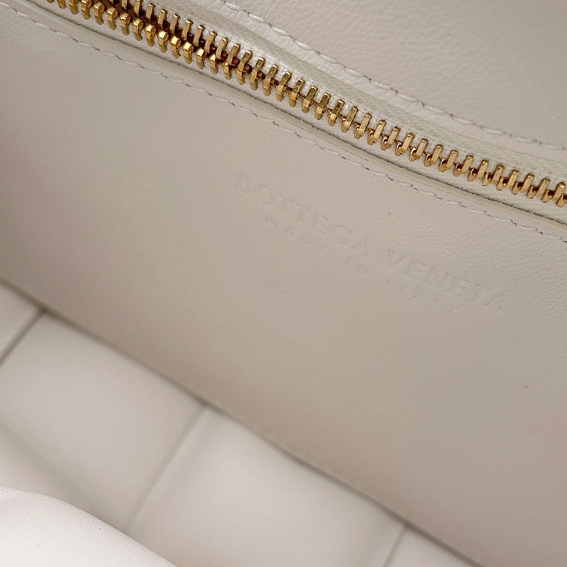 ボッテガヴェネタ チェーンショルダーバッグ カセット レザー 631421 BOTTEGA VENETA バッグ 白