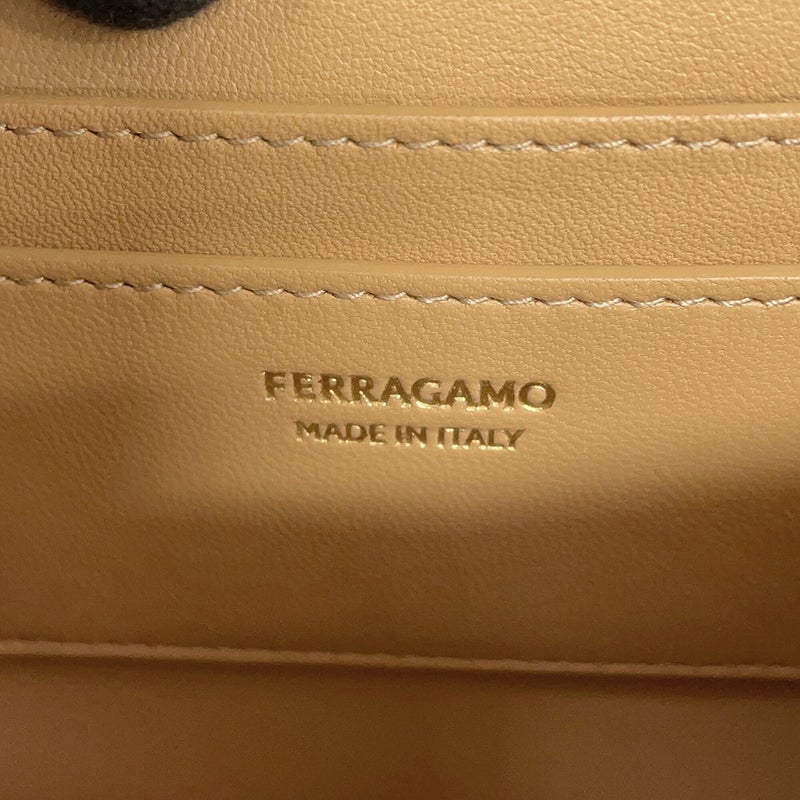 サルヴァトーレ・フェラガモ ショルダーバッグ フィアンマXS カーフレザー 215971 Ferragamo