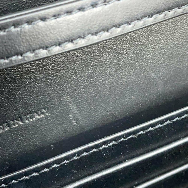 セリーヌ チェーンウォレット トリオンフ マーゴ シャイニーカーフレザー 10L033DPV CELINE 黒