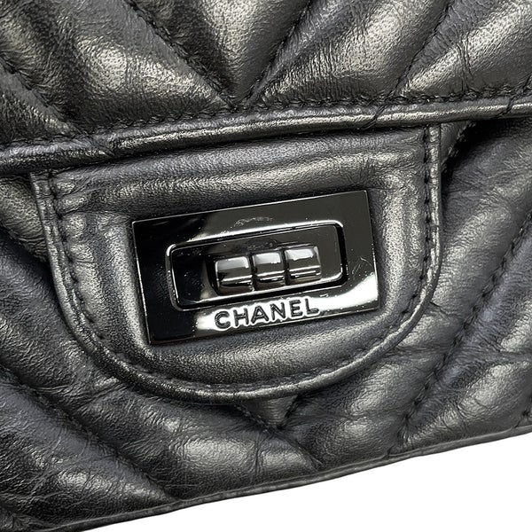 シャネル チェーンショルダーバッグ 2.55 シェブロン エイジドカーフレザー A37586 CHANEL 黒