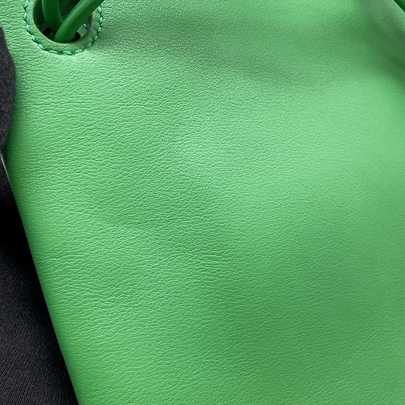 ロエベ ショルダーバッグ ぺブルポーチ スムースカーフレザー CANBSPPX01 LOEWE バッグ