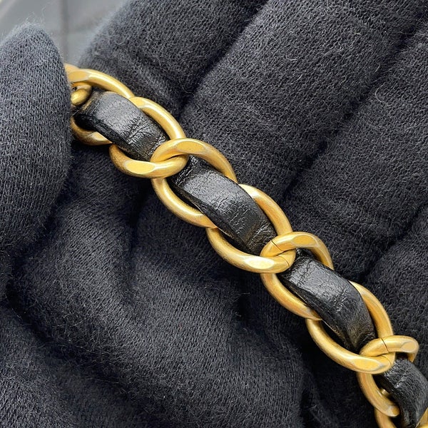 シャネル チェーンショルダーバッグ マトラッセ ココマーク カメラケース ラムスキン A91796 CHANEL ポシェット 黒