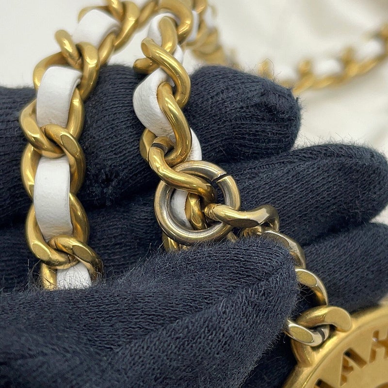 シャネル ハンドバッグ CHANEL 22 ミニ ココマーク シャイニーカーフレザー AS3980 CHANEL 2wayショルダーバッグ 白