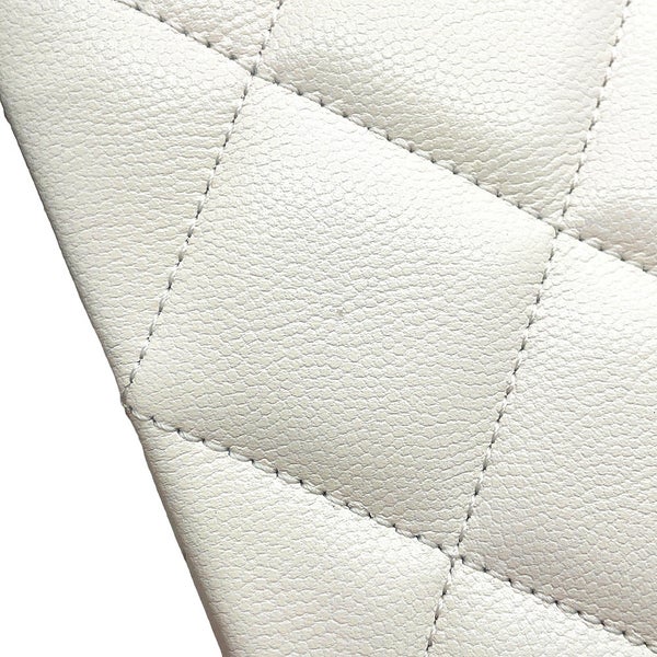シャネル チェーンショルダーバッグ マトラッセ ココマーク トップハンドル ミニ フラップ キャビアスキン AS4711 CHANEL 白