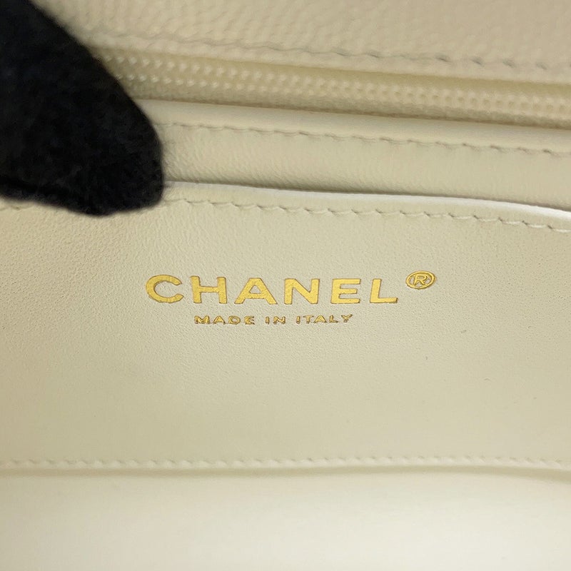 シャネル チェーンショルダーバッグ マトラッセ ココマーク トップハンドル ミニ フラップ キャビアスキン AS4711 CHANEL 白