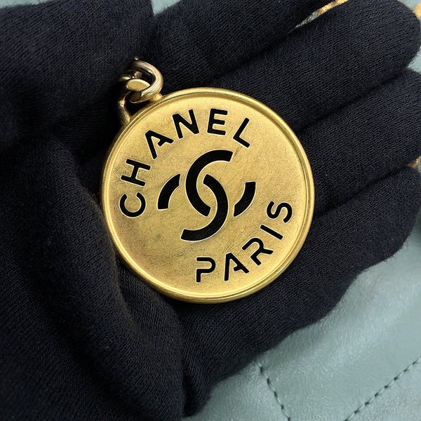 シャネル ハンドバッグ CHANEL 22 マトラッセ スモール シャイニーカーフレザー AS3260 ポーチ付き