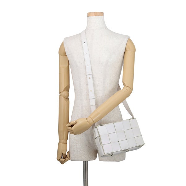 ボッテガヴェネタ ショルダーバッグ マキシイントレチャート スモール カセット ラムスキン 730848 BOTTEGA VENETA 白