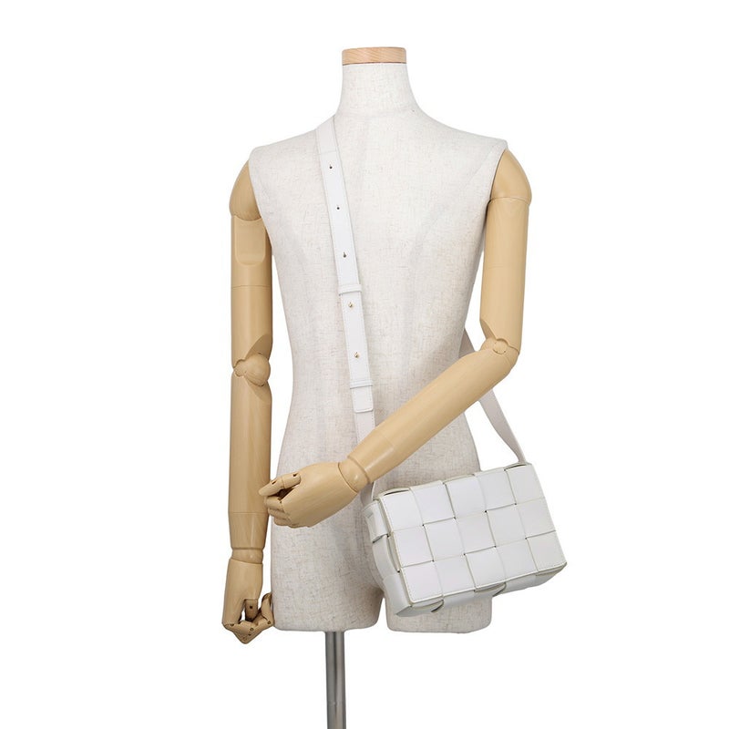 ボッテガヴェネタ ショルダーバッグ マキシイントレチャート スモール カセット ラムスキン 730848 BOTTEGA VENETA 白